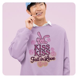 Kiss Kiss Enamórate Unisex Comfort Colors Crewneck, Kawaii Anime Sudadera, Lindo Anime Crew