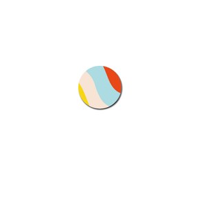 Op de afbeelding: Een ronde sticker met een kleurrijk abstract ontwerp. De sticker heeft een blauw, wit, geel en rood patroon.
