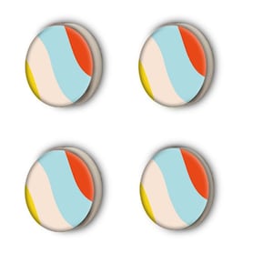 Op de afbeelding: Vier ronde, kleurrijke stickers met een golvend abstract ontwerp. De stickers hebben een kleurenschema van geel, wit, lichtblauw en oranje.