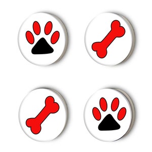 Puede incluir: Cuatro botones redondos blancos con huellas de patas rojas y diseños de huesos rojos. Las huellas de patas tienen centros negros. Los botones son perfectos para manualidades, scrapbooking u otros proyectos de bricolaje.