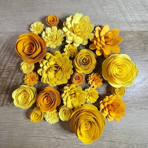 Assortimento di 24 fiori di carta arrotolata gialla