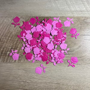 Piccoli coriandoli di carta rosa brillante fustellati