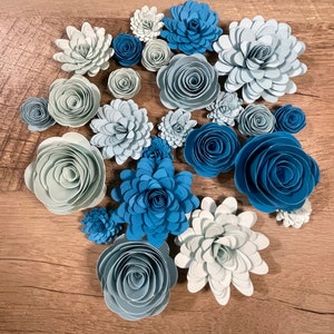 Assortimento di 24 fiori di carta arrotolati blu
