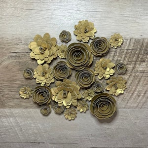 Variedade de flores de papel enrolado com brilho dourado de 24 peças