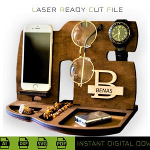 Könnte beinhalten: Holzorganizer mit Fächern für ein Telefon, eine Uhr, eine Brille und ein Feuerzeug. Der Organizer hat ein personalisiertes Namensschild mit der Aufschrift "BENAS".