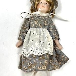 Vintage Porzellanpuppe 18 cm mit geblümtem Kleid und passender Haube