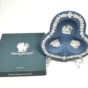 Wedgewood Jasperware Made In England Small Dish Clover Shaped 4 X 4.5" w box