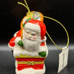 Kerstman op een schoorsteen Snuisterijkeramische doos met metalen sluiting 3,25&quot;
