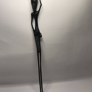 Tanzanie, statue en bois de 37 pouces représentant un homme portant un panier sur la tête, de l'eau, de la nourriture