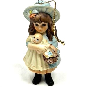 VTG 2 anos edição vitoriana menina com cesta enfeite de natal Jan Hagara 1984