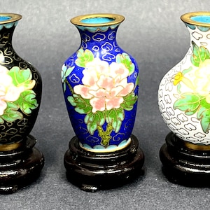 Chinesische Cloissonne Miniaturvasen mit Ständer 3er Set
