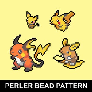 Può includere: Uno sfondo giallo presenta quattro immagini pixelate di personaggi dei Pokémon. I personaggi sono in tonalità di giallo, arancione e marrone. Il testo "PERLER BEAD PATTERN" è in bianco su una barra nera in basso.