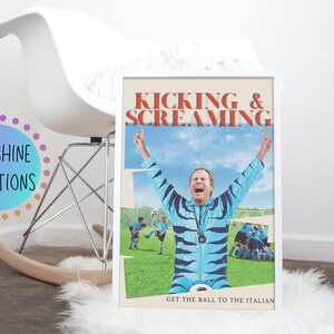 Op de afbeelding: Een filmposter voor de film "Kicking & Screaming" met een man in een blauw-wit gestreept shirt met zijn armen in de lucht. De poster heeft een blauwe lucht als achtergrond met een voetbalveld op de voorgrond. De tekst "Get the ball to the Italian" staat onderaan de poster.
