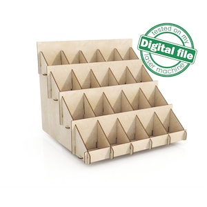 Puede incluir: Expositor de madera con múltiples compartimentos, ideal para organizar objetos pequeños. El expositor está hecho de madera natural y tiene un aspecto rústico.