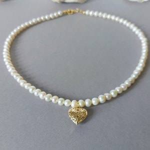 Summer double bracelet with rocaille beads and a large freshwater pearl (9 mm) and a small heart.