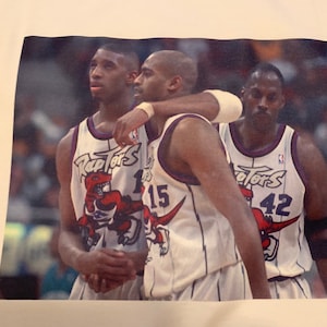 Koszulka Raptors Vince Carter/T-Mac/John Salley Premium w rozmiarach męskich S-3XL w kolorze białym lub czarnym! Nadruk na koszulkach marki Kirkland!