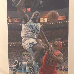 Shaquille O’Neal Dunking on Rodman premium T Shirt in Herren größen S-3XL in Weiss oder Schwarz! Gedruckt auf Kirkland Marken-T-Shirts!