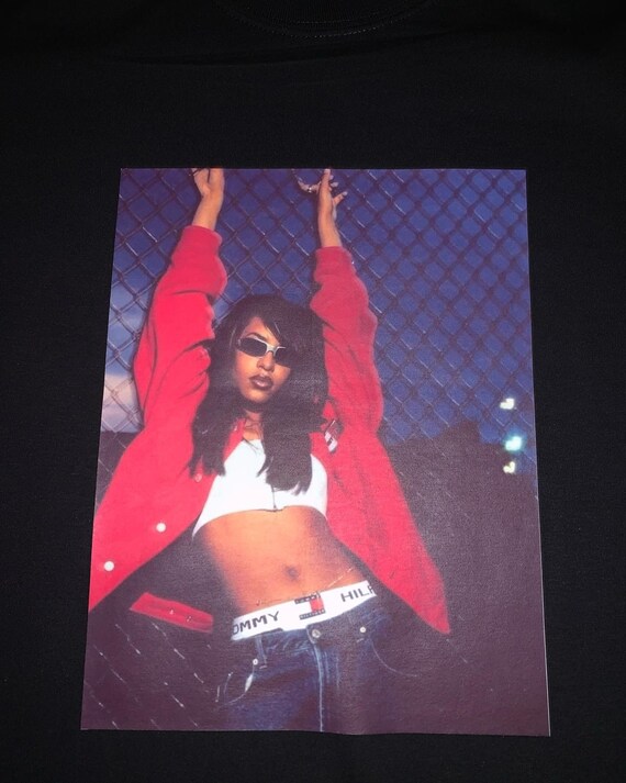 Aaliyah en veste rouge T-shirt premium en tailles homme S-3XL en blanc ou  noir Imprimé sur un t-shirt de la marque Kirkland -  France