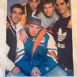 Koszulka Backstreet Boys Premium w rozmiarach męskich S-3XL w kolorze białym lub czarnym! Nadruk na koszulkach marki Kirkland!