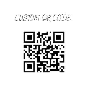 Puede incluir: Un código QR en blanco y negro con el texto "CUSTOM QR CODE" en una fuente cursiva encima. El código QR es un patrón cuadrado de cuadrados y rectángulos en blanco y negro.
