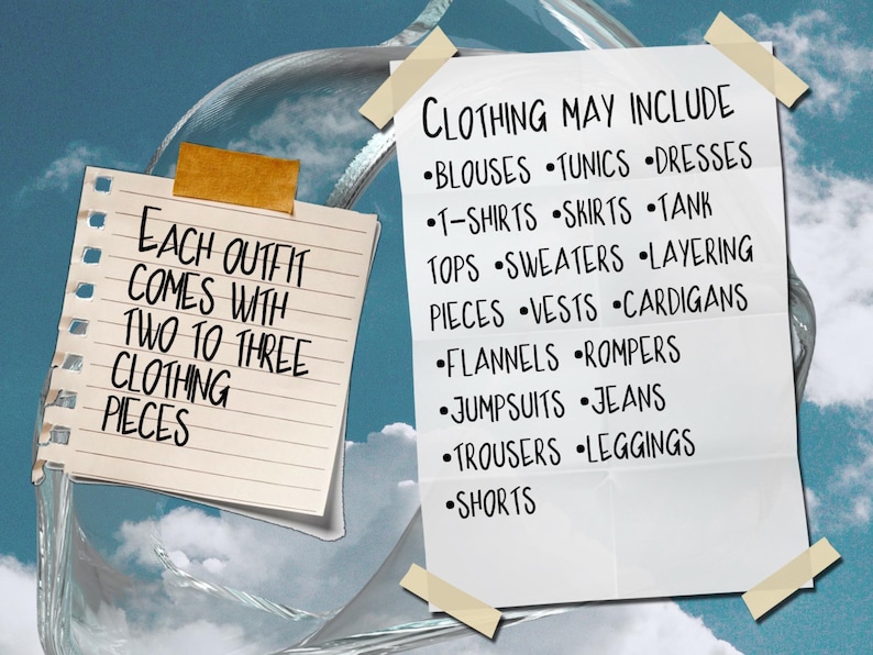 Op de afbeelding: Een handgeschreven notitie op gestreept papier zegt "Elke outfit wordt geleverd met twee tot drie kledingstukken". Een tweede notitie zegt "Kleding kan bevatten" en somt verschillende kledingstukken op, waaronder blouses, tunieken, jurken, T-shirts, rokken, tanktops, truien, laagjes, vesten, cardigans, flanellen, rompers, jumpsuits, jeans, broeken, leggings en shorts.