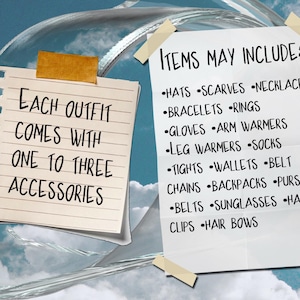 Op de afbeelding: Twee papiertjes met handgeschreven tekst. Het eerste papiertje zegt "Elke outfit wordt geleverd met &eacute;&eacute;n tot drie accessoires". Het tweede papiertje zegt "Items kunnen bevatten: Hoeden, Sjaals, Halskettingen, Armbanden, Ringetjes, Handschoenen, Armwarmers, Beenwarmers, Sokken, Kousen, Portemonnees, Riem, Kettingen, Rugzakken, Portemonnees, Riem, Zonnebrillen, Haarclips, Haarbandjes".
