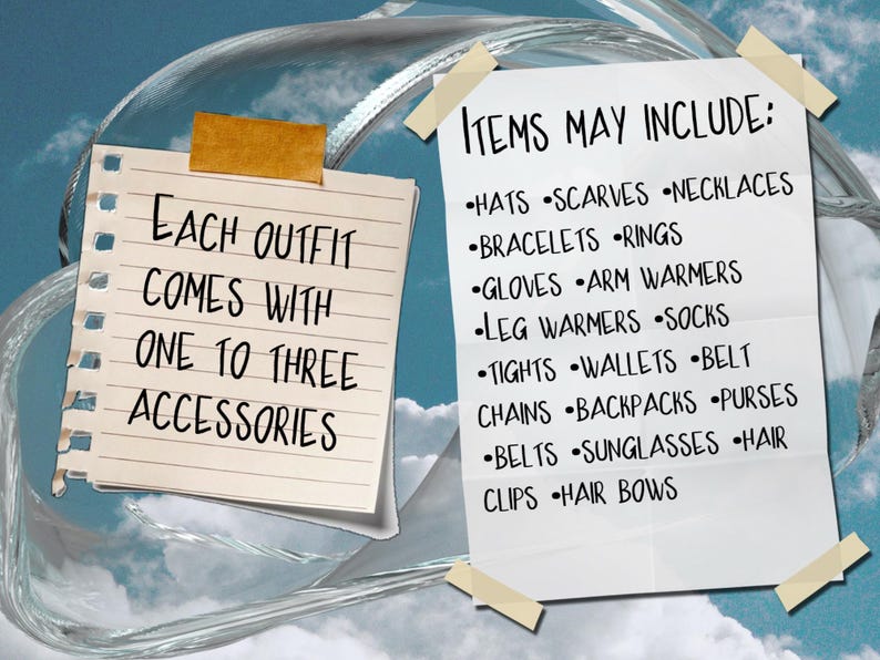 Op de afbeelding: Twee papiertjes met handgeschreven tekst. Het eerste papiertje zegt "Elke outfit wordt geleverd met &eacute;&eacute;n tot drie accessoires". Het tweede papiertje zegt "Items kunnen bevatten: Hoeden, Sjaals, Halskettingen, Armbanden, Ringetjes, Handschoenen, Armwarmers, Beenwarmers, Sokken, Kousen, Portemonnees, Riem, Kettingen, Rugzakken, Portemonnees, Riem, Zonnebrillen, Haarclips, Haarbandjes".