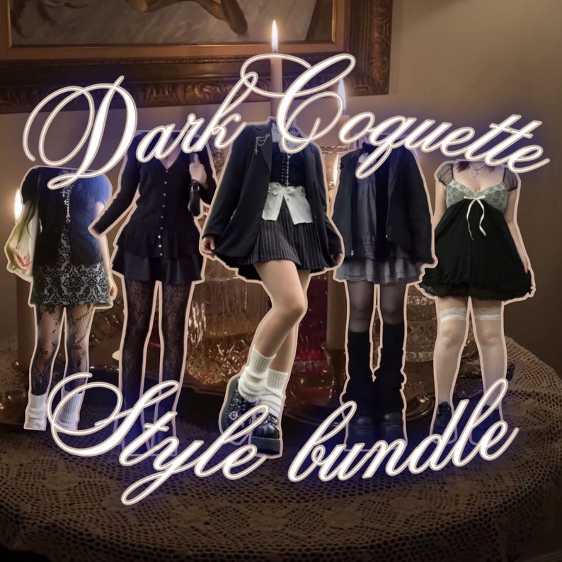 Pu&ograve; includere: Cinque abiti diversi in stile dark coquette. Gli abiti includono un vestito nero con colletto bianco, una gonna nera con una camicia bianca, un vestito nero con un bordo in pizzo bianco, un vestito nero con un fiocco bianco e un vestito nero con un bordo in pizzo bianco. Gli abiti sono tutti abbinati a collant neri e scarpe nere.
