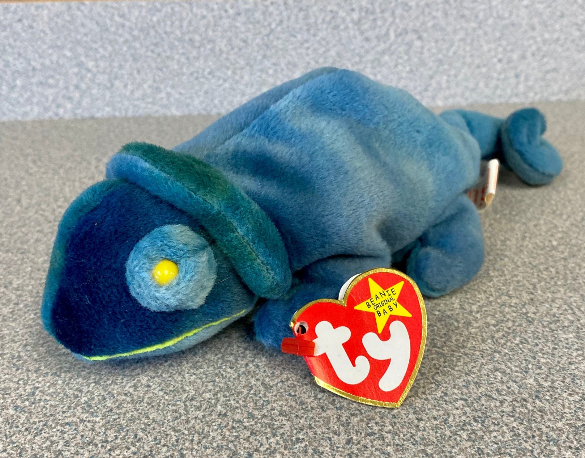 Beanie Babies Shelf for 9 Plushies Wood Pyramid Design campestre