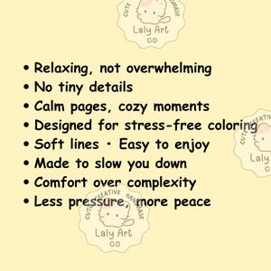 Pu&ograve; includere: Sfondo giallo chiaro con testo nero che promuove la colorazione senza stress. Il testo include frasi come "Rilassante, non opprimente", "Pagine tranquille, momenti accoglienti" e "Facile da godere". &Egrave; visibile anche il logo Laly Art Co.