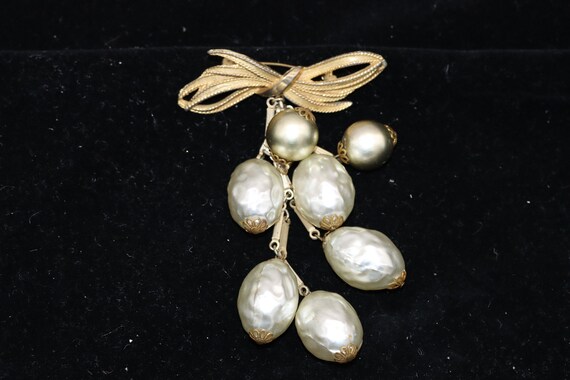 Vintage Unsigned Miriam Haskell Faux Pearl and Bo… - image 5