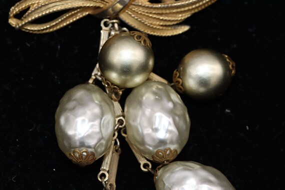 Vintage Unsigned Miriam Haskell Faux Pearl and Bo… - image 3