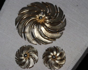 Vintage Signed Sarah Coventry Gold Tone Starburst Swirl Brooch and Matching Clip On Earrings Set