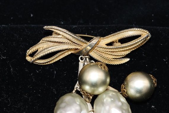 Vintage Unsigned Miriam Haskell Faux Pearl and Bo… - image 2