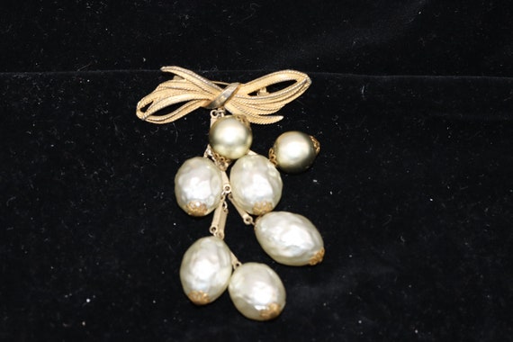 Vintage Unsigned Miriam Haskell Faux Pearl and Bo… - image 1