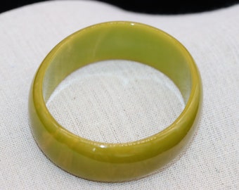Vintage Bakelite Oval Marbled Spinach Green Butterscotch Bangle Bracelet 7/8" Wide Tested With Simichrome