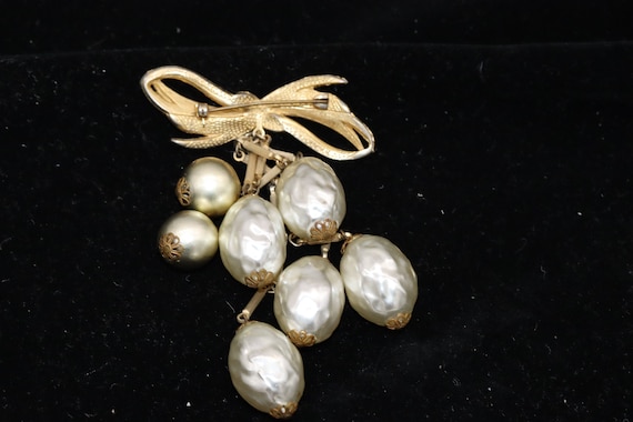 Vintage Unsigned Miriam Haskell Faux Pearl and Bo… - image 6
