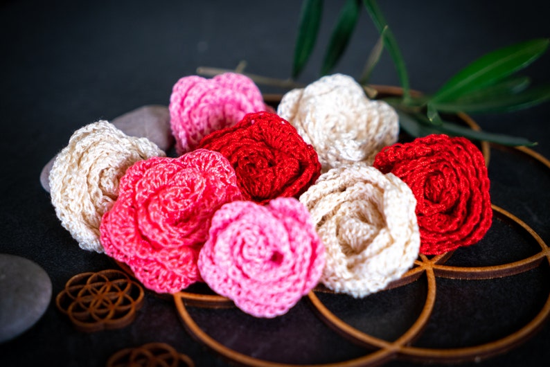 Appliques embellissement décoration florale roses 3D crochet flower patch image 1