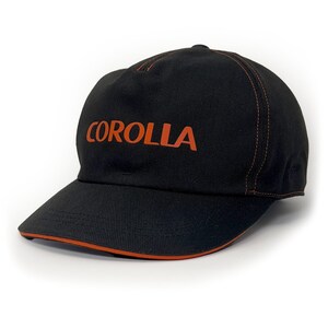 Peut inclure: Une casquette de baseball noire avec un logo "COROLLA" brodé en orange. La casquette a un dessous orange à la visière.