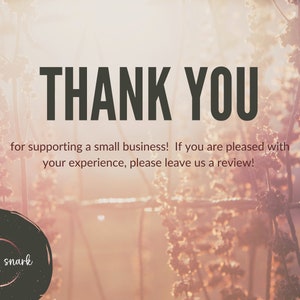 K&ouml;nnte beinhalten: Eine Dankesbotschaft mit einem verschwommenen Hintergrund eines Feldes mit hohem Gras und Sonnenuntergang. Der Text lautet "THANK YOU for supporting a small business! If you are pleased with your experience, please leave us a review!" und "sass & snark co."