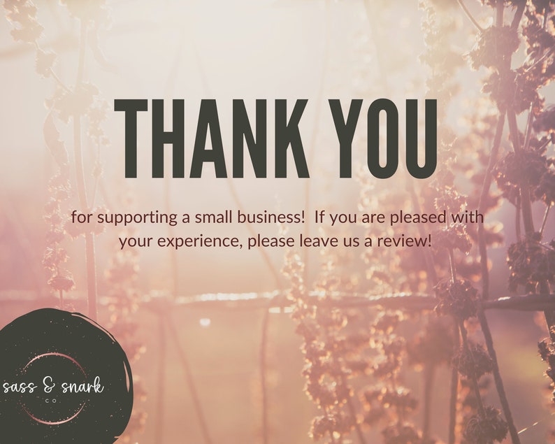 K&ouml;nnte beinhalten: Eine Dankesbotschaft mit einem verschwommenen Hintergrund eines Feldes mit hohem Gras und Sonnenuntergang. Der Text lautet "THANK YOU for supporting a small business! If you are pleased with your experience, please leave us a review!" und "sass & snark co."