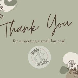 Puede incluir: &iexcl;Gracias por apoyar a una peque&ntilde;a empresa! Formas abstractas verdes y marrones con elementos florales. Un c&iacute;rculo blanco con el texto "sass & snark" en gris.