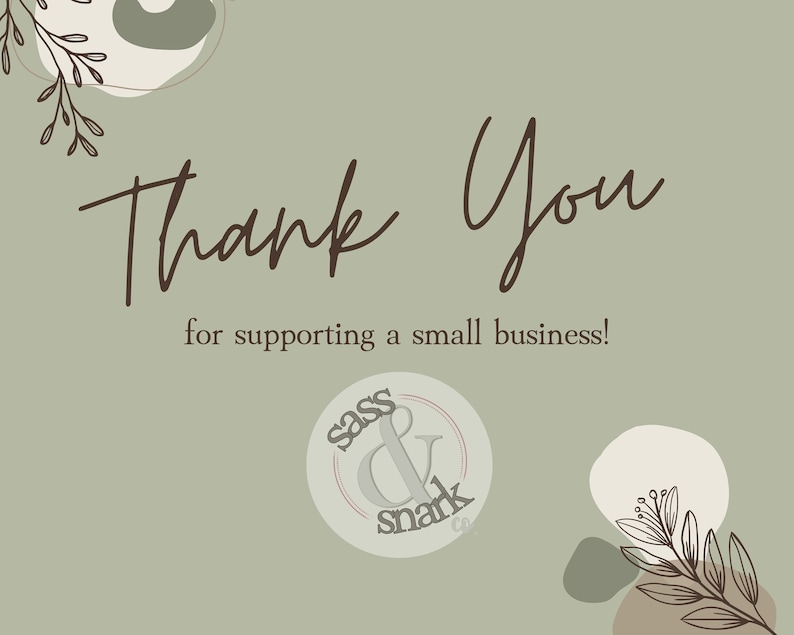 Puede incluir: &iexcl;Gracias por apoyar a una peque&ntilde;a empresa! Formas abstractas verdes y marrones con elementos florales. Un c&iacute;rculo blanco con el texto "sass & snark" en gris.