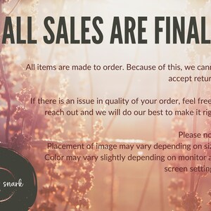 K&ouml;nnte beinhalten: Eine Grafik mit einem verschwommenen Hintergrund aus rosa und orangefarbenen Blumen und dem Text "ALL SALES ARE FINAL" in dunkelgrau. Der Text darunter lautet "Alle Artikel werden auf Bestellung gefertigt. Aus diesem Grund k&ouml;nnen wir keine R&uuml;cksendungen akzeptieren. Wenn es ein Problem mit der Qualit&auml;t Ihrer Bestellung gibt, k&ouml;nnen Sie sich gerne an uns wenden und wir werden unser Bestes tun, um es zu beheben! Bitte beachten Sie: Die Platzierung des Bildes kann je nach Gr&ouml;&szlig;e variieren. Die Farbe kann je nach Monitor und Bildschirmeinstellungen leicht abweichen."