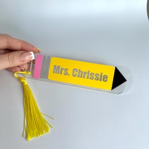 Marque-page personnalisé en acrylique avec pompon - Cadeau personnalisé pour professeur, marque-page de fin d&#39;année, marque-page nom en vinyle pour les étudiants et les amateurs de lecture