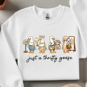 Ganso ahorrativo PNG, Ganso abuela PNG, Camiseta divertida y divertida de segunda mano PNG, Coquette ahorrando dinero en compras de segunda mano, Patwork Cottagecore