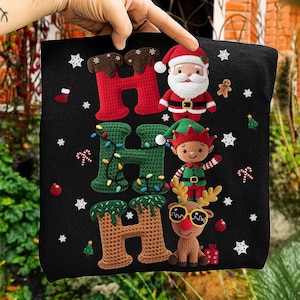 Könnte beinhalten: Schwarzes Weihnachtskissen mit den Buchstaben "HOH" in roter, grüner und brauner Häkelarbeit. Der Weihnachtsmann, ein Elf und ein Rentier sind abgebildet. Das Kissen ist mit Sternen, Zuckerstangen und Weihnachtsbaum-Designs verziert.