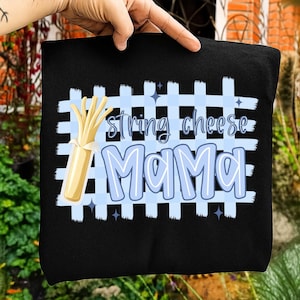 Könnte beinhalten: Schwarze Tragetasche mit einem hellblau-weißen Karomuster. Das Design beinhaltet eine Grafik von Fädenkäse und die Worte "String Cheese Mama" in Hellblau. Die Tasche wird von einer Hand gehalten.