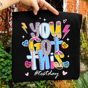 以下が含まれることがあります： クリーム、ライトグレー、ダークグレーの3色の、つや消し仕上げの陶器製マグカップのセット。各マグカップはシンプルでミニマリストなデザインで、コーヒーや紅茶に最適です。