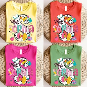 Diseño personalizado con nombre de profesor, regreso a clases (PNG), diseño de camiseta para el regreso a clases, primer día de clases, lazo de lápiz personalizado para profesor (PNG)